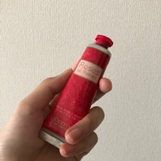 サイズは2種類 日中用におすすめハンドクリーム L Occitane ロクシタン ローズ ベルベットハンド ネイルクリーム オーガニックコスメで美肌ケア